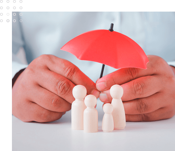 Mãos segurando um mini guarda-chuva protegendo uma família de bonecos